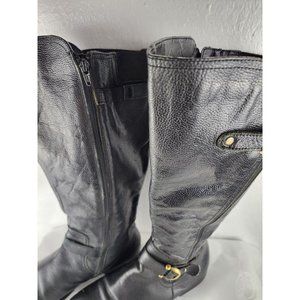 Naturalizer N5 comfort wide shaft size 10 M  does have some wear around the top